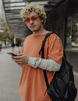 Étudiant présentant son dossier d’inscription