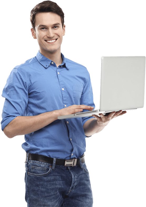 Étudiant en alternance travaillant sur un ordinateur