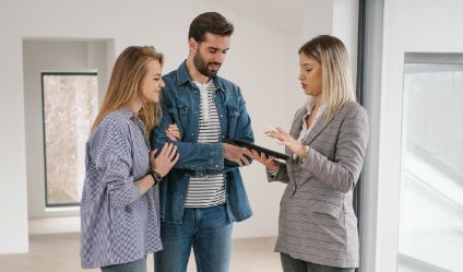Jeunes diplômés qui consultent des offres sur tablette